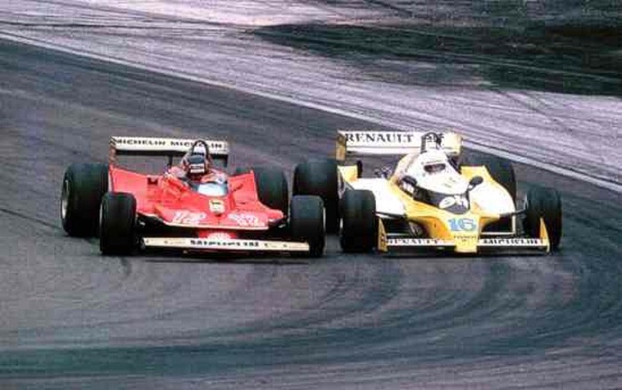 4. Gilles Villeneuve: Niềm tự hào của Canada, Villeneuve đã đoạt rất nhiều chức vô địch F1 trong sự nghiệp. Năm 1982, anh đang tham dự một cuộc đua vòng loại tại Zolder, Bỉ, thì tai nạn xảy ra đã cướp đi mạng sống của Villeneuve. Xe của anh va vào một chiếc xe đi trước với tốc độ chậm hơn, và nó đã bị văng lên trên không trước khi lộn ngược vài vòng và rơi xuống, còn Villeneuve bị văng về phía hàng rào.